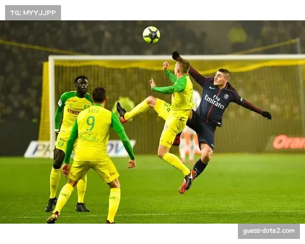 暖心一幕，南特小球童为客队梅斯受伤球员拾回球鞋